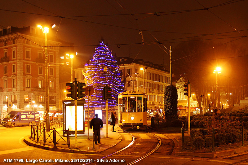 Luci di festa - Albero di Natale e tram