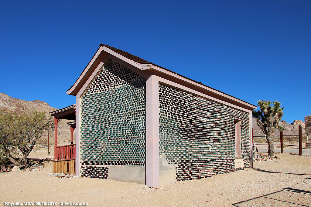 Rhyolite - Casa di bottiglie