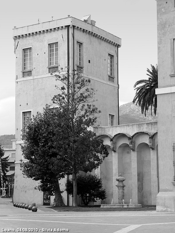In bianco e nero - Torre pentagonale