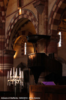 La chiesa - Pulpito e candelabro