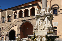 Sulle tracce degli Etruschi - Fontana e Palazzo dei Priori