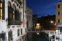 Notturno veneziano - Passeggiata tra luce e ombra