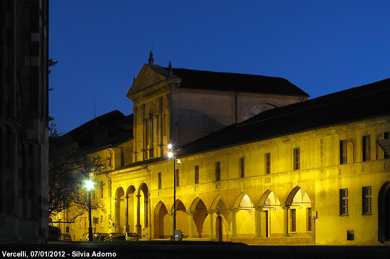Portici e mattoni - Palazzo Dugentesco