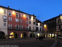 Portici e mattoni - Piazza Cavour