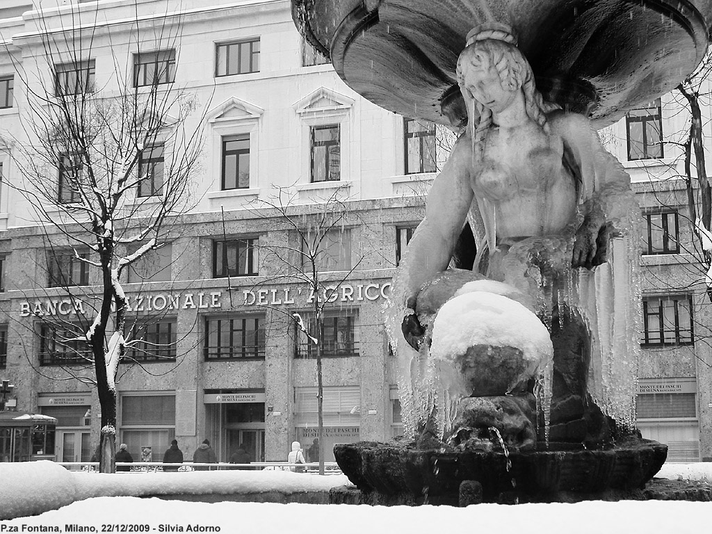 Neve sulla citta' - Piazza Fontana.