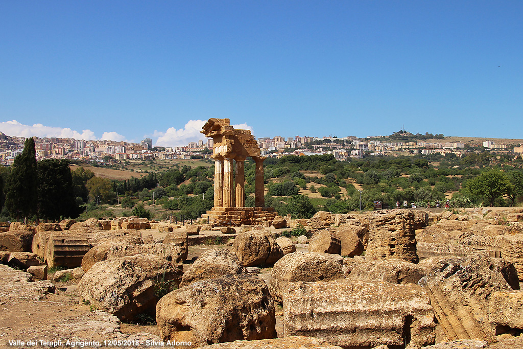 Pietre consumate dal tempo - La citta' vista dalla Valle dei Templi
