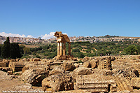 Pietre consumate dal tempo - La citta' vista dalla Valle dei Templi