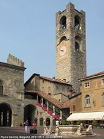 Vita quotidiana - Turisti sotto la Torre
