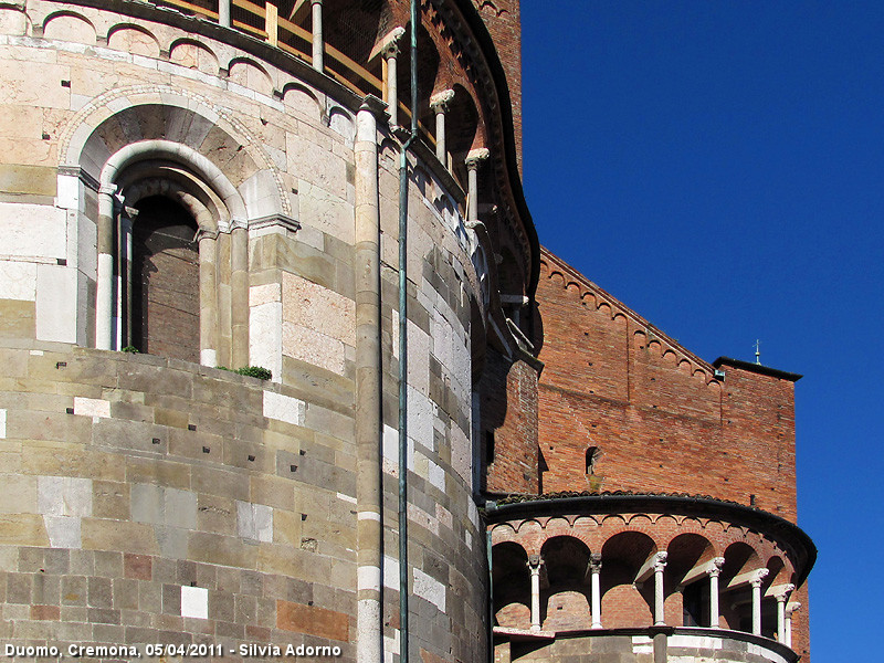 Dettagli di marmo e mattoni - Duomo