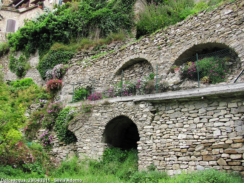 Dolceacqua - Pietre e fiori