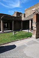 Scorci di vita quotidiana - Casa del salone nero