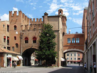 Per le vie - Passaggio sotto la torre dell'orologio