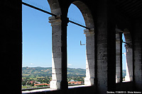 Pietre medievali - Tra le arcate