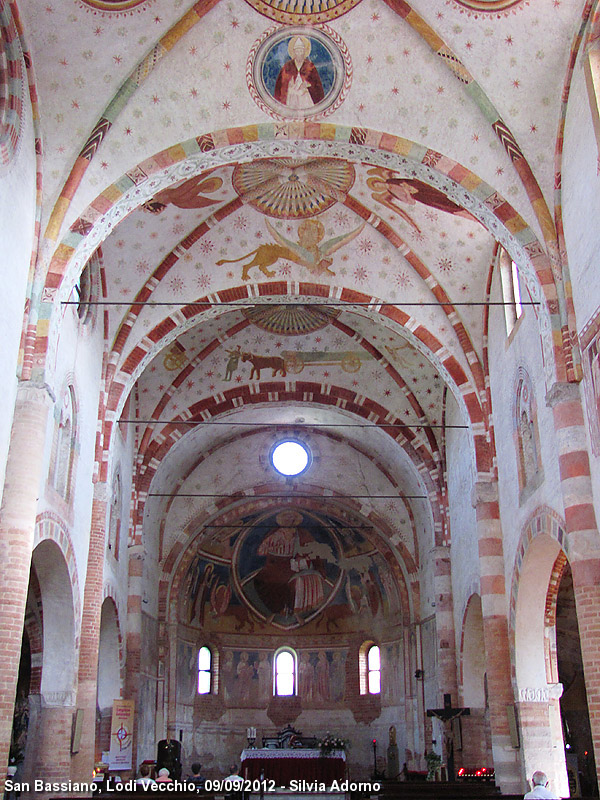 L'interno - Navata centrale