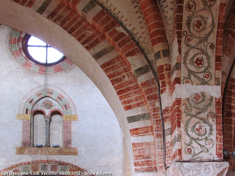 L'interno - Bifora e arco