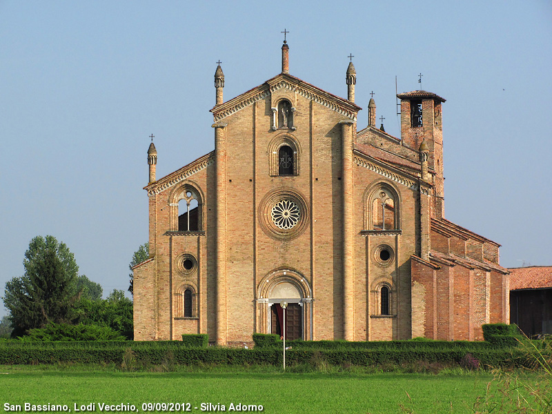 Basilica di San Bassiano - L'esterno
