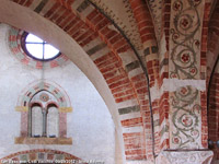 L'interno - Bifora e arco