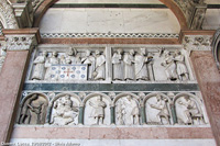 Il duomo - Basorilievi della facciata