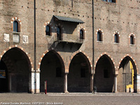Tra Medioevo e Rinascimento - Portici in piazza Sordello