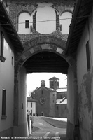 Scorci in bianco e nero - L'ingresso al sagrato