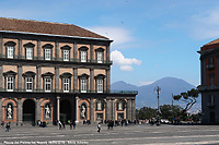 Napoli e il paesaggio - Piazza del Plebiscito e il Vesuvio