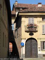 Camminando per le strade - Portone, balcone e passaggio di mattoni