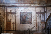 Una finestra sul passato - Affresco e cornice architettonica