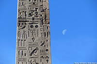 Tra cupole e fontane - Obelisco e luna