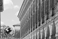 Atmosfere metafisiche - Mattoni e insegna