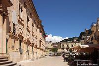 Festosa di tetti ammucchiati - Piazza Municipio