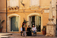 Nei vicoli di Ortigia - Conversazione col parroco