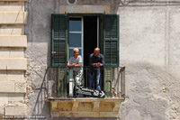 Nei vicoli di Ortigia - Una piccola pausa dal lavoro