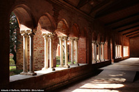 Il chiostro - Luce tra le arcate