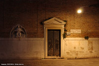 Scende la sera - Madonna, portone e cartello