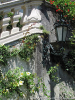 Giardini sul lago - Fiori e lampione
